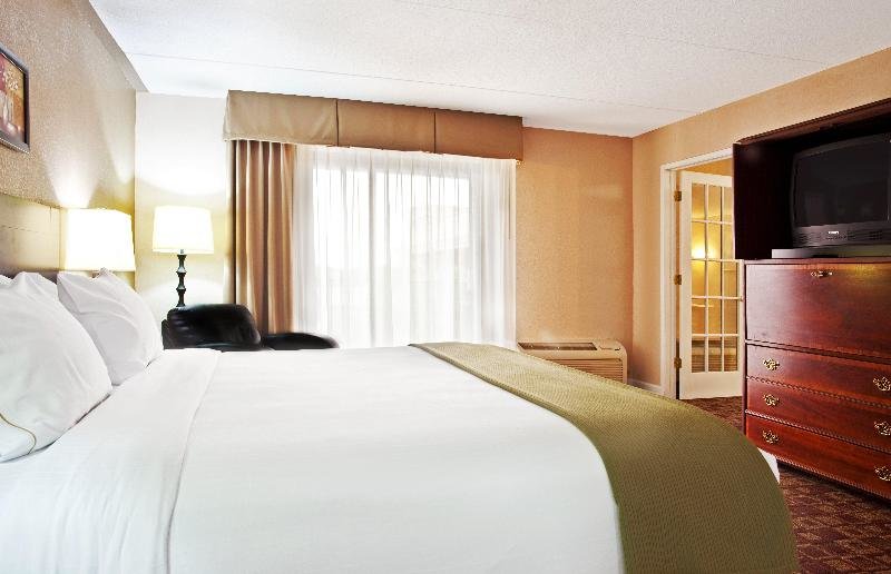 Двухместный люкс с балконом Holiday Inn Express Schaumburg-Rolling Meadows, an IHG Hotel