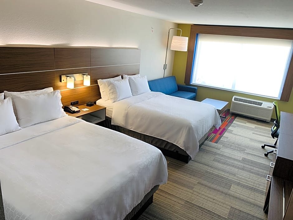 Четырёхместный люкс Holiday Inn Express & Suites Moore, an IHG Hotel