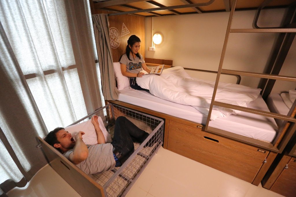 Кровать в общем номере Pop-In Aonang