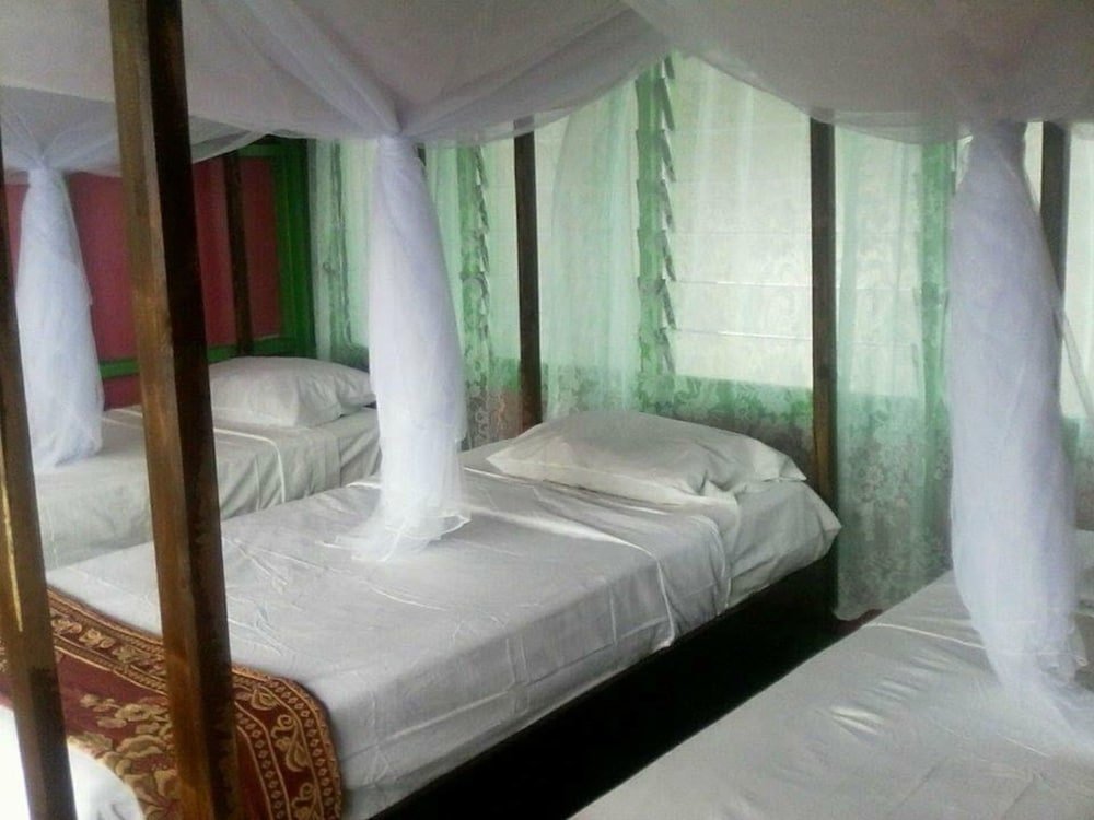 Кровать в общем номере Anita's Beach Bungalows Lalomanu