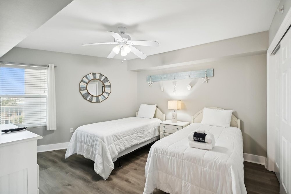 Standard room Seacrest 407 is a 2 BR Gulf Front on Okaloosa Island by Redawning