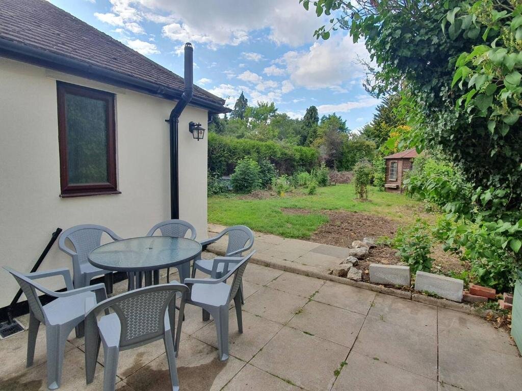4 Bedrooms Cottage BookedUK - Bungalow House in Roydon
