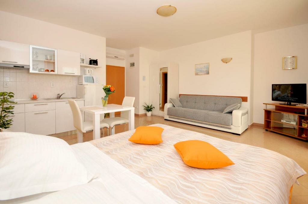 Студия Comfort с балконом Apartmani Trogir
