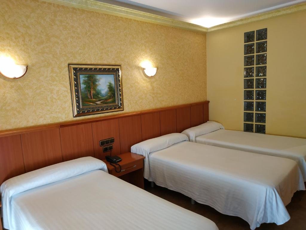 Standard Triple room with balcony Hotel Real de Castilla