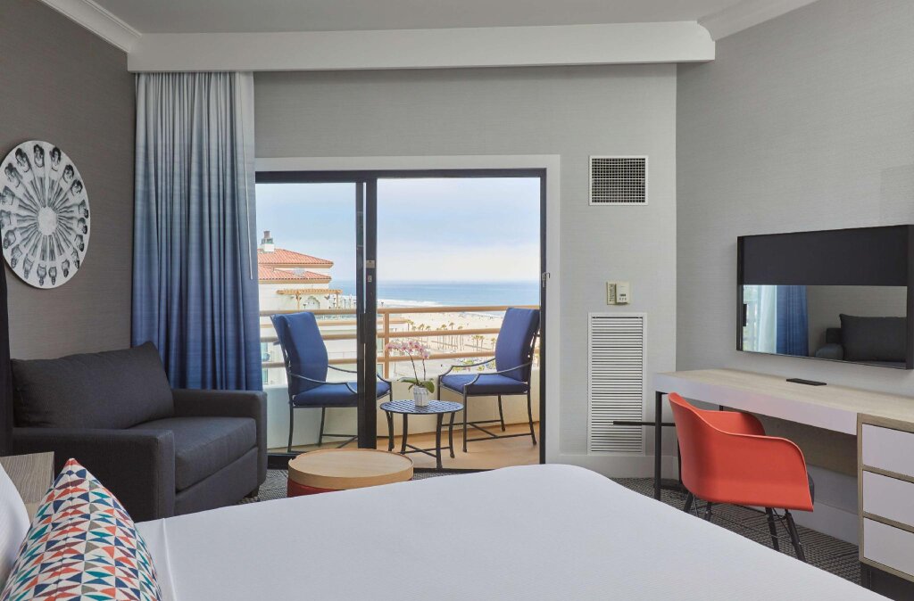 Двухместный номер Standard с частичным видом на океан The Waterfront Beach Resort, A Hilton Hotel