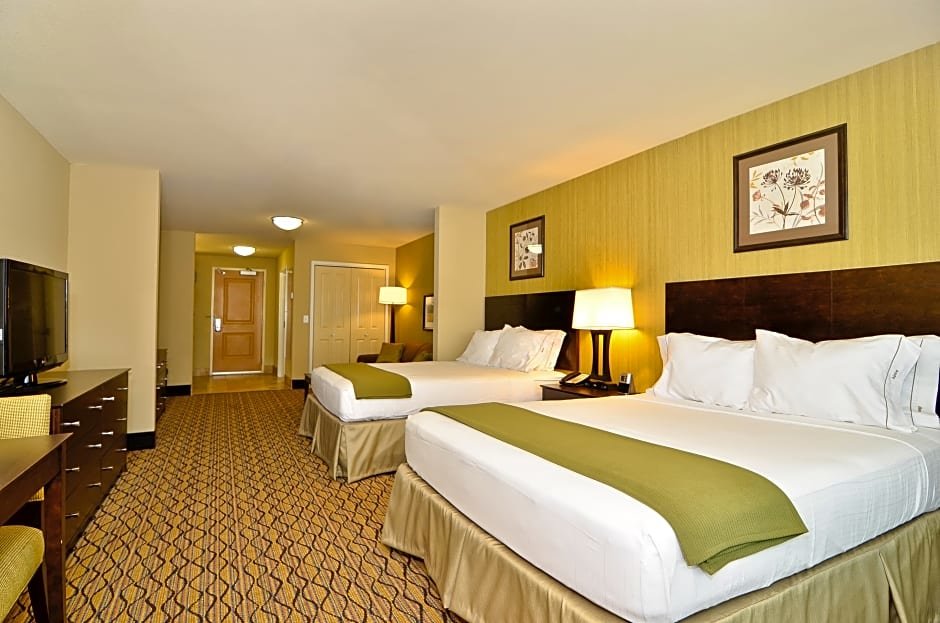 Четырёхместный люкс с 2 комнатами Holiday Inn Express & Suites - Williston, an IHG Hotel