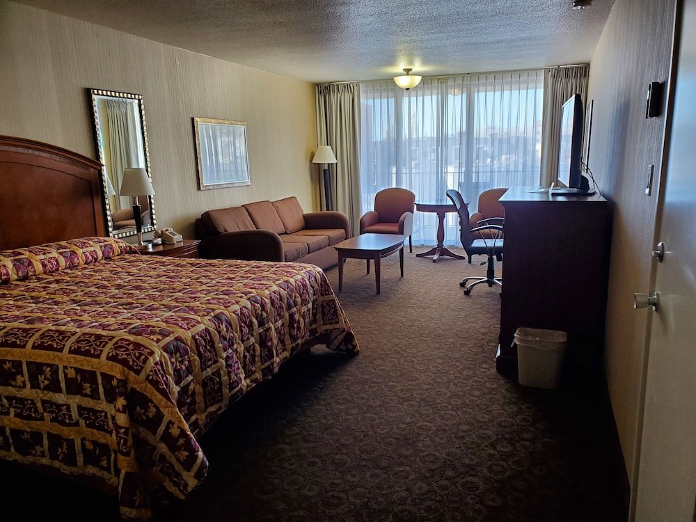Deluxe Double room with balcony Royal Pacific Motor Inn
