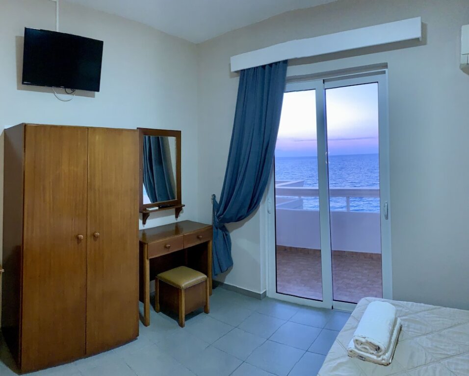 Studio with balcony and with sea view 4 Brothers