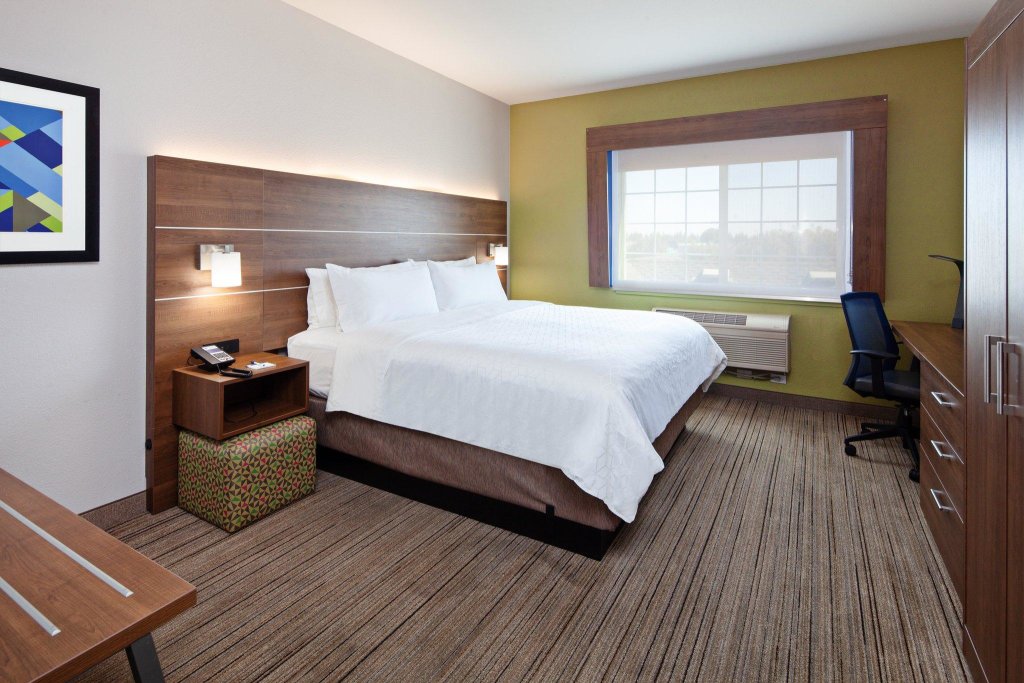 Номер Standard Holiday Inn Express & Suites - Tulare, an IHG Hotel