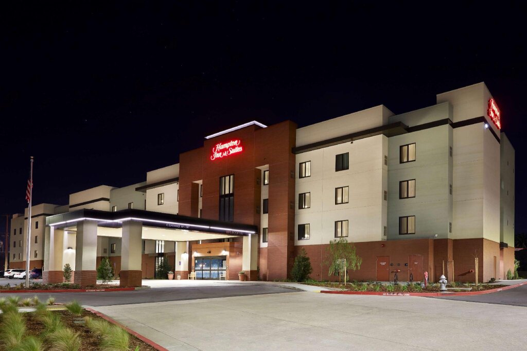 Кровать в общем номере Hampton Inn & Suites Sacramento at CSUS