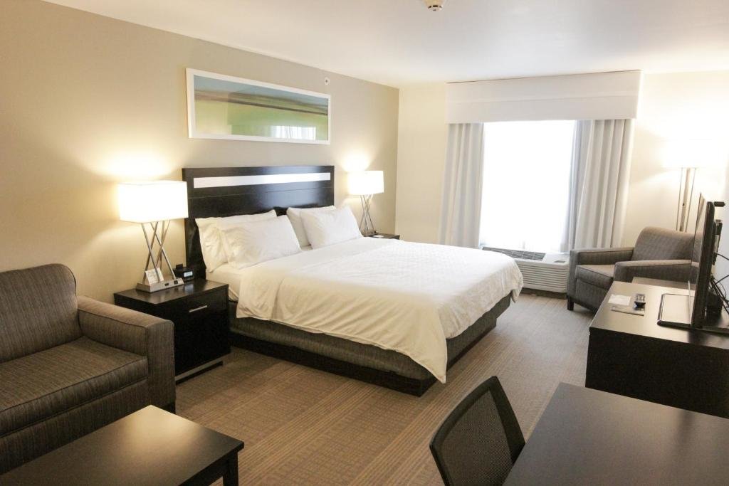 Люкс Holiday Inn Express and Suites Montgomery, an IHG Hotel