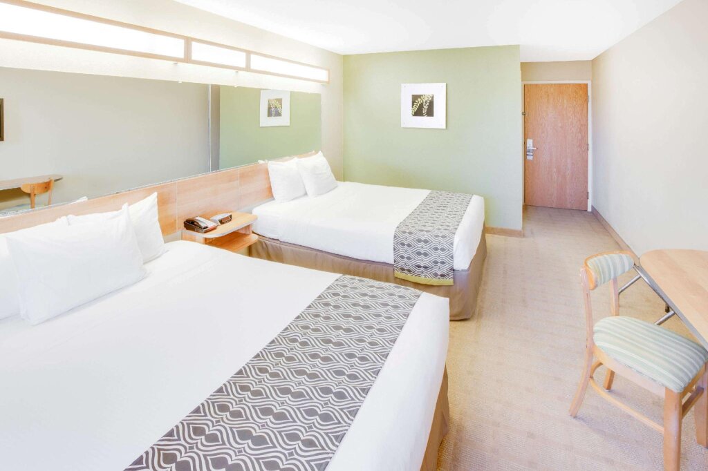 Четырёхместный номер Standard Microtel Inn & Suites by Wyndham Saraland
