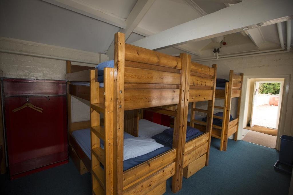 Кровать в общем номере Denton House Hostel
