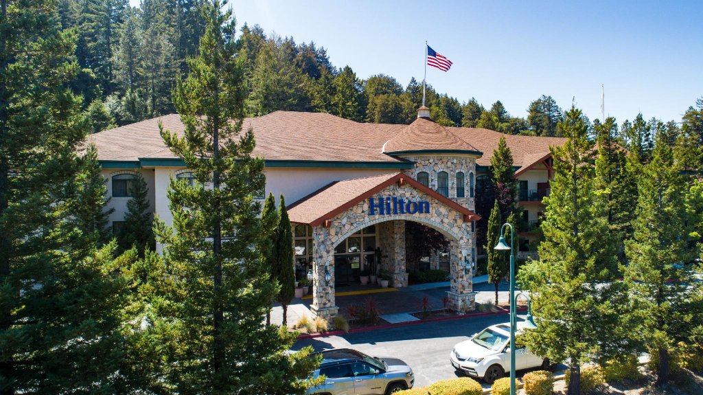 Кровать в общем номере Hilton Santa Cruz Scotts Valley