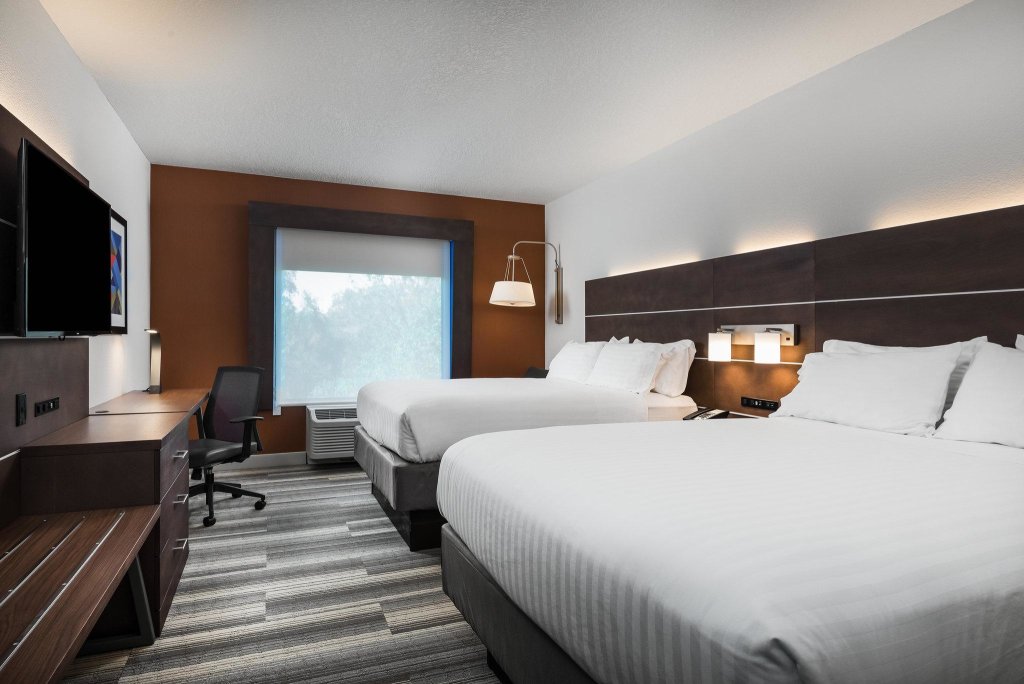 Четырёхместный номер Standard Holiday Inn Express Hotel & Suites Bartow, an IHG Hotel