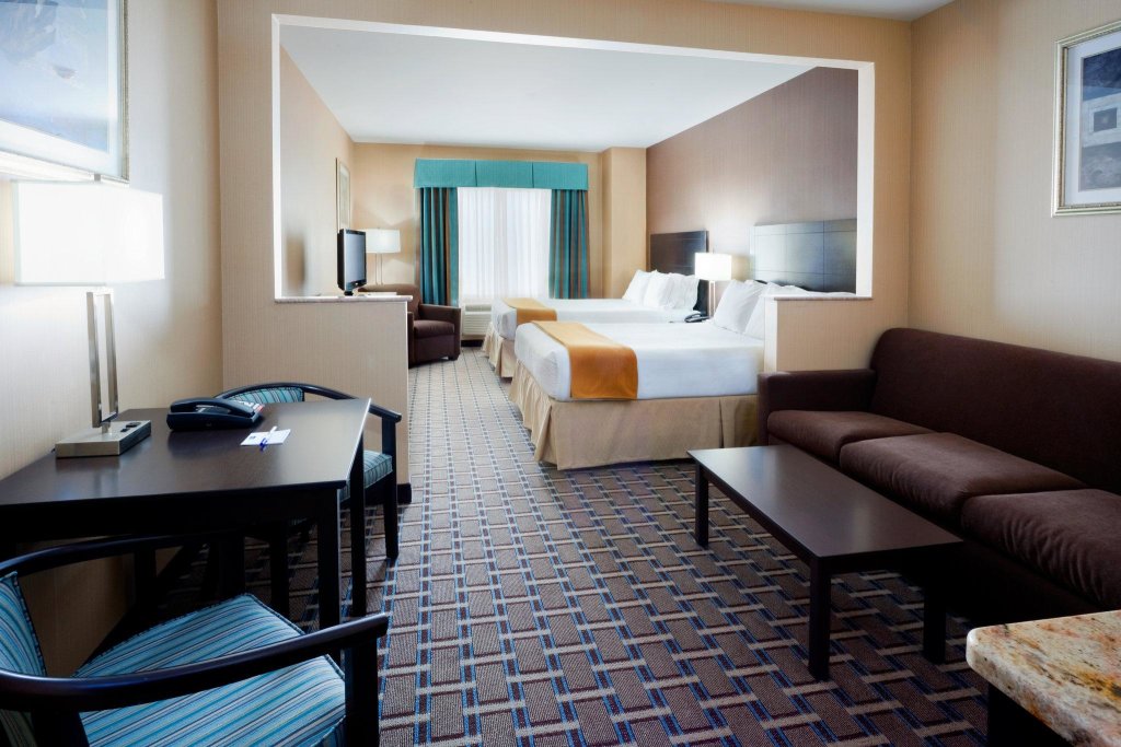 Четырёхместный люкс Holiday Inn Express Hotel & Suites West Coxsackie, an IHG Hotel