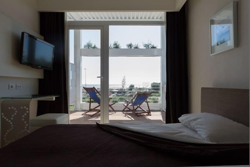 Habitación triple Estándar con balcón y con vista al mar Hotel La Conchiglia