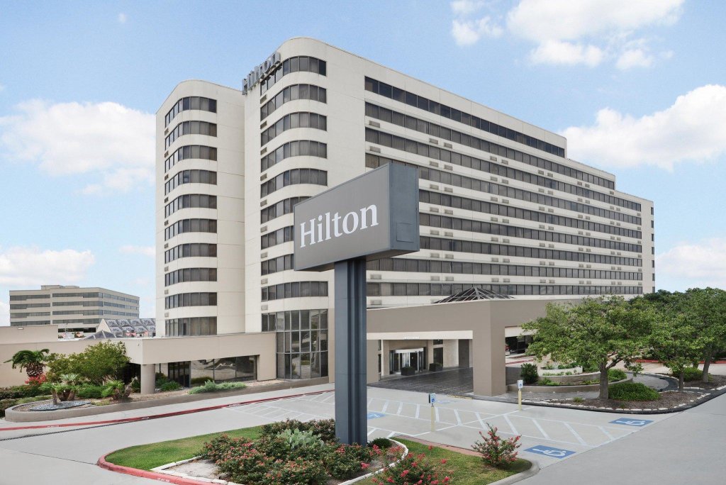 Кровать в общем номере Hilton College Station & Conference Center