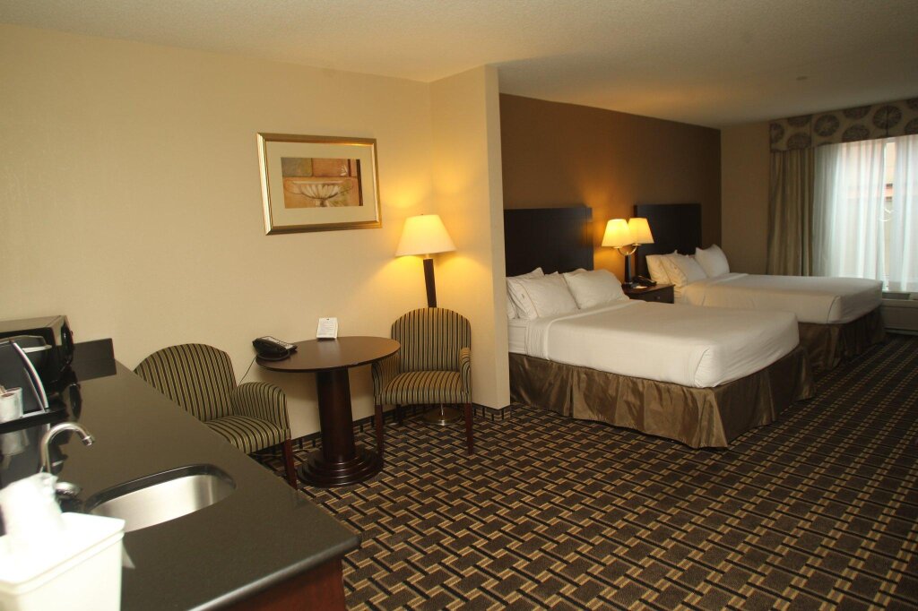 Quadruple Suite Holiday Inn Express Pembroke, an IHG Hotel
