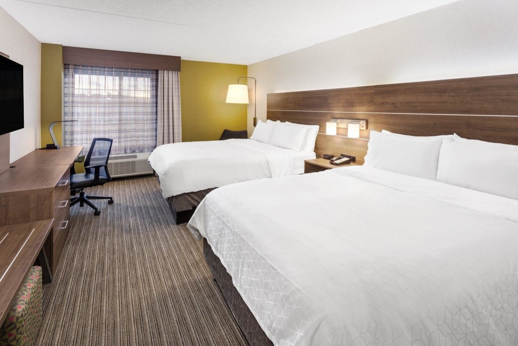 Четырёхместный номер Standard Holiday Inn Express Hotel & Suites Providence-Woonsocket, an IHG Hotel