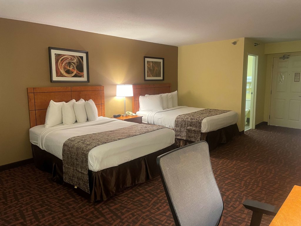 Четырёхместный номер Standard Best Western Louisville East Inn & Suites