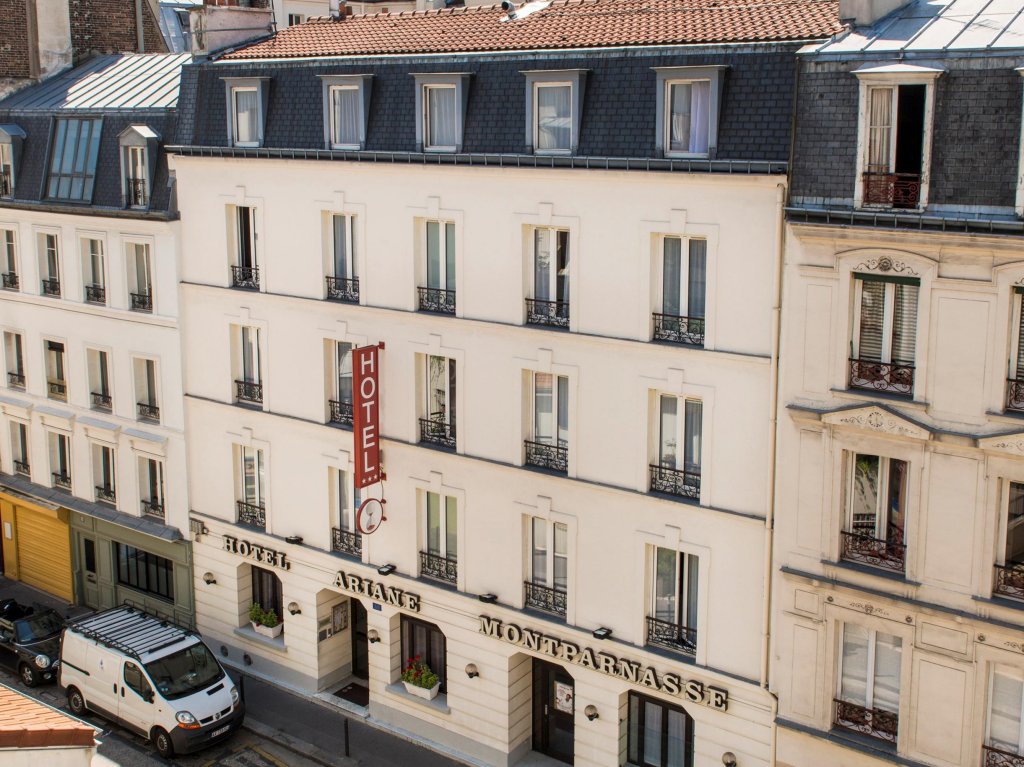 Кровать в общем номере Hotel Ariane Montparnasse by Patrick Hayat