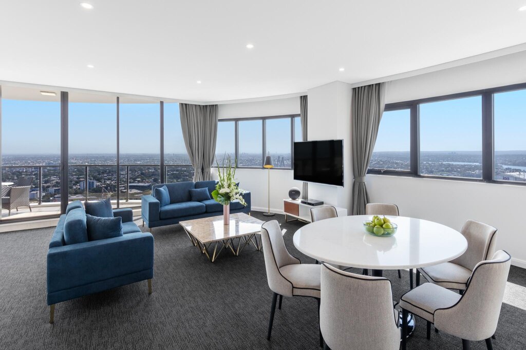 Номер Standard пентхаус с 3 комнатами с балконом и с красивым видом из окна Meriton Suites Kent Street, Sydney