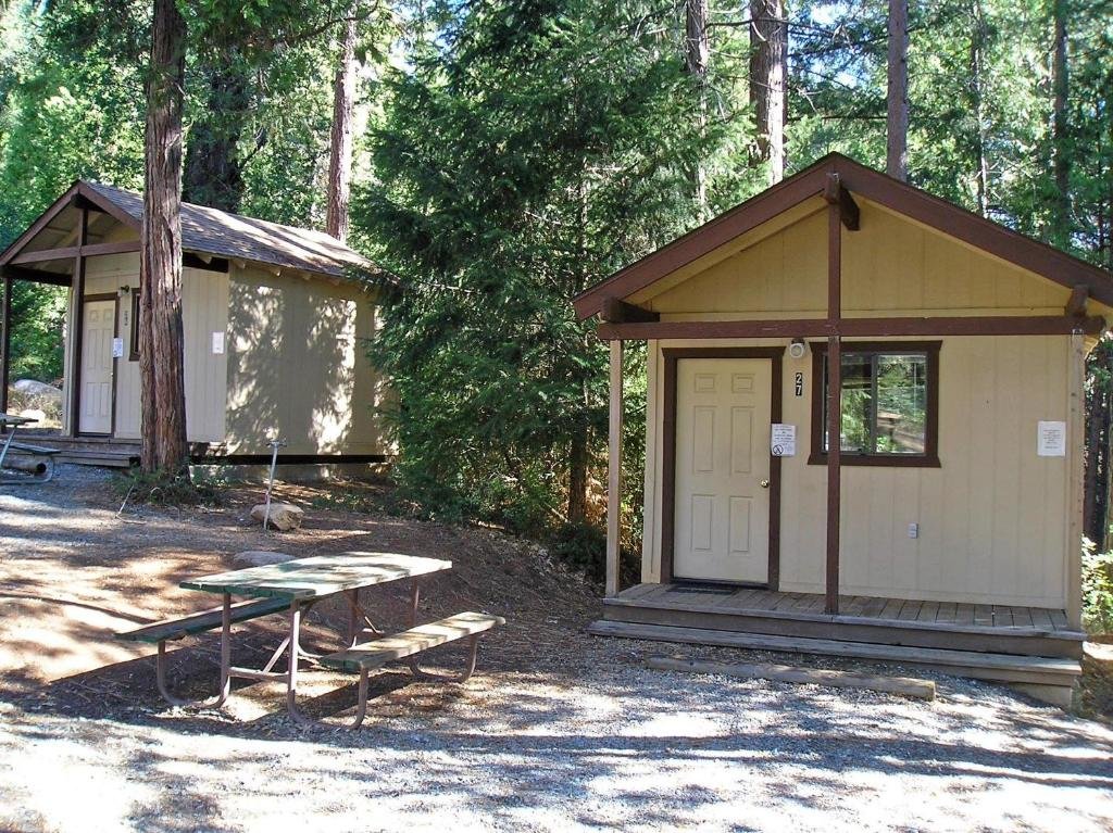 Кровать в общем номере Yosemite Lakes Bunkhouse Cabin 27
