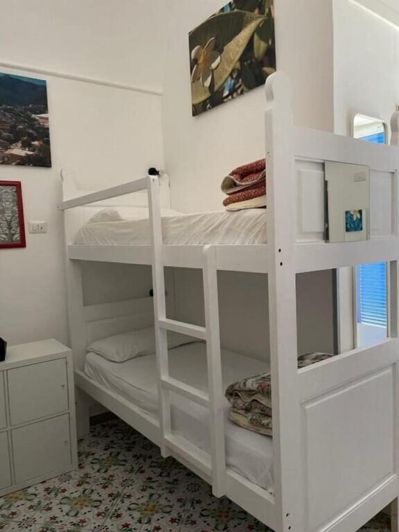 Кровать в общем номере (женский номер) с видом на океан Hostel Brikette