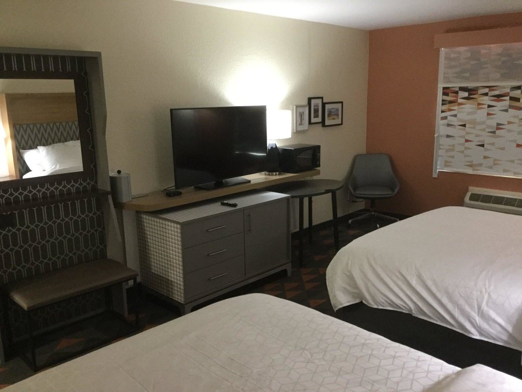 Четырёхместный номер Standard Holiday Inn Spartanburg Northwest