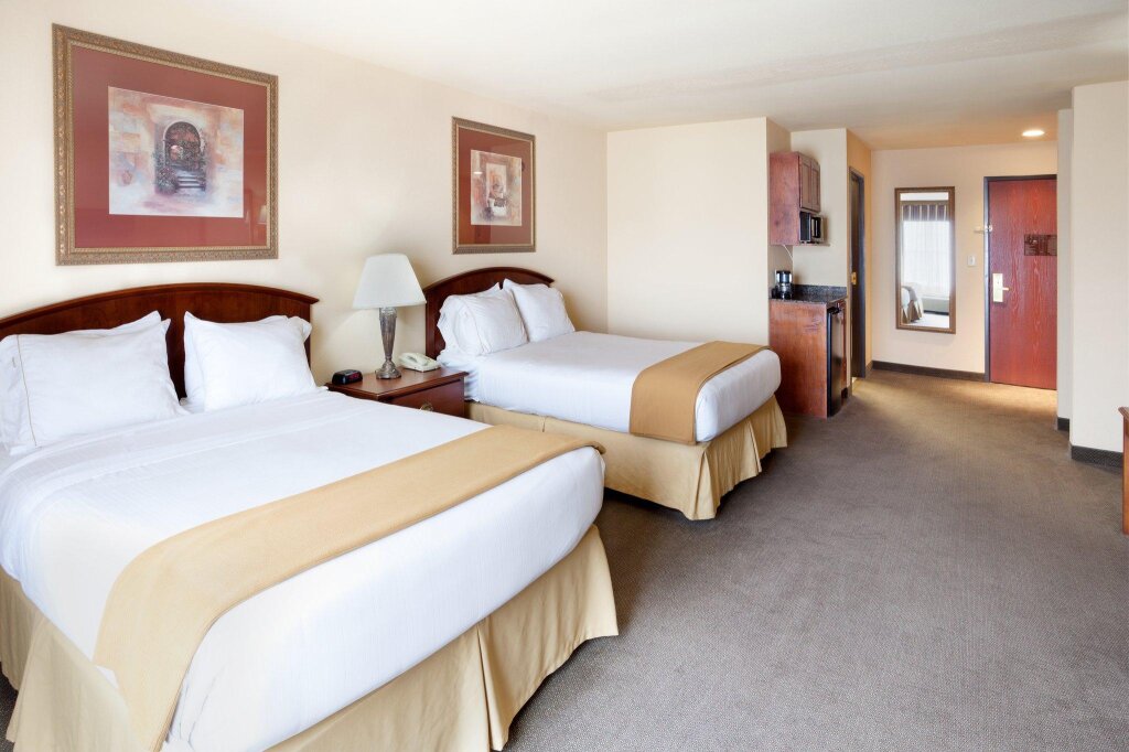 Четырёхместный номер Standard Holiday Inn Express Hotel & Suites Kerrville, an IHG Hotel