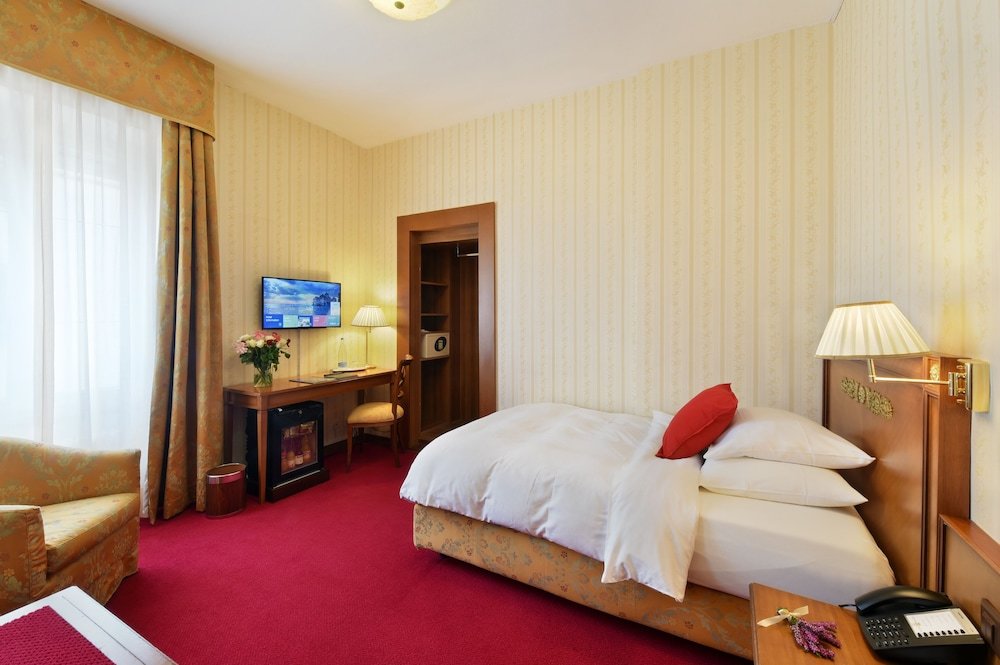 Standard Single room with city view Golf Hotel René Capt