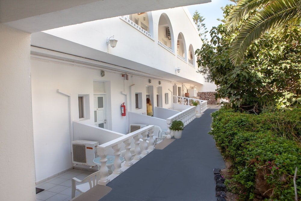 Habitación triple Económica sótano con balcón Poseidon Beach Hotel