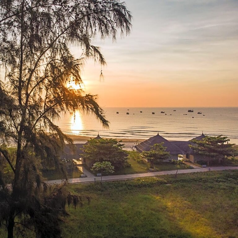 Двухместное бунгало Deluxe beachfront Crown Retreat Quy Nhon Resort