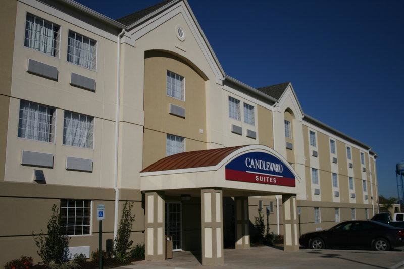Кровать в общем номере Candlewood Suites Lake Charles-Sulphur, an IHG Hotel