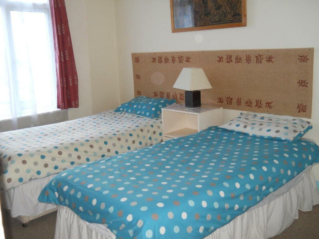 Кровать в общем номере Falmouth Lodge