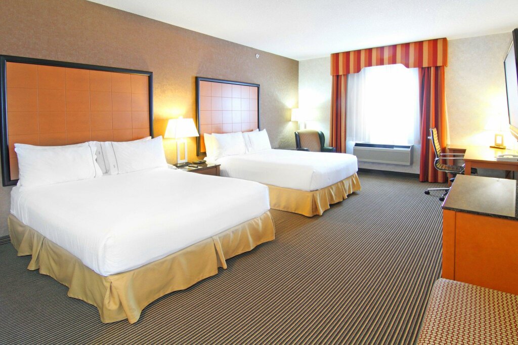 Четырёхместный номер Standard Holiday Inn Express Hotel & Suites Calgary S-Macleod Trail S, an IHG Hotel