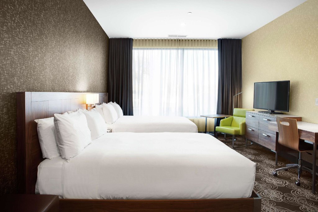Standard Quadruple room Hilton Montreal/Laval