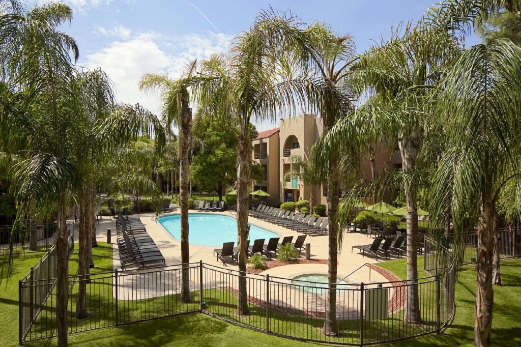 Люкс с видом на бассейн Embassy Suites by Hilton Phoenix Tempe
