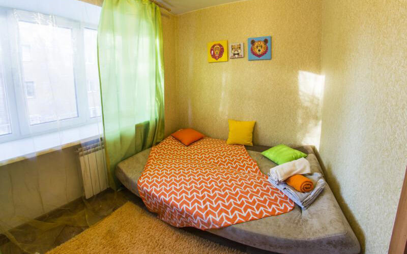Кровать в общем номере с 2 комнатами Апартаменты на Маркса 48А