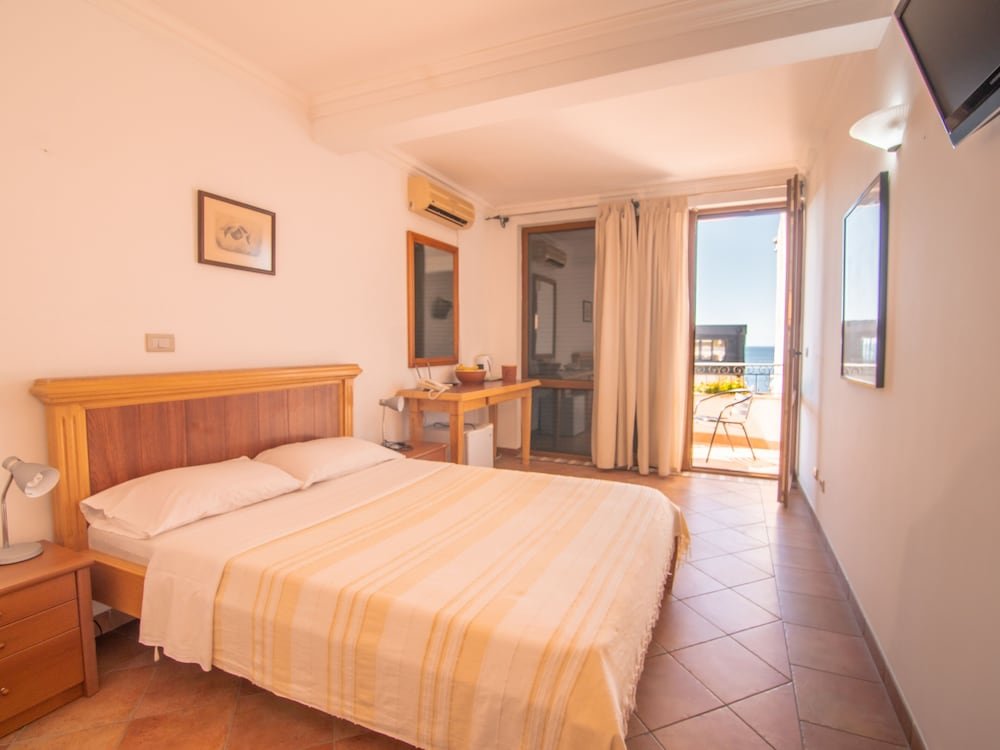 Standard Double room with balcony Apartments and Rooms Levantin Inn