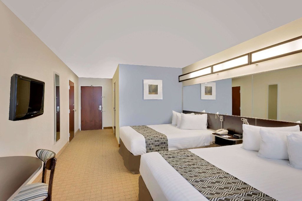 Четырёхместный номер Standard Microtel Inn and Suites by Wyndham - Geneva