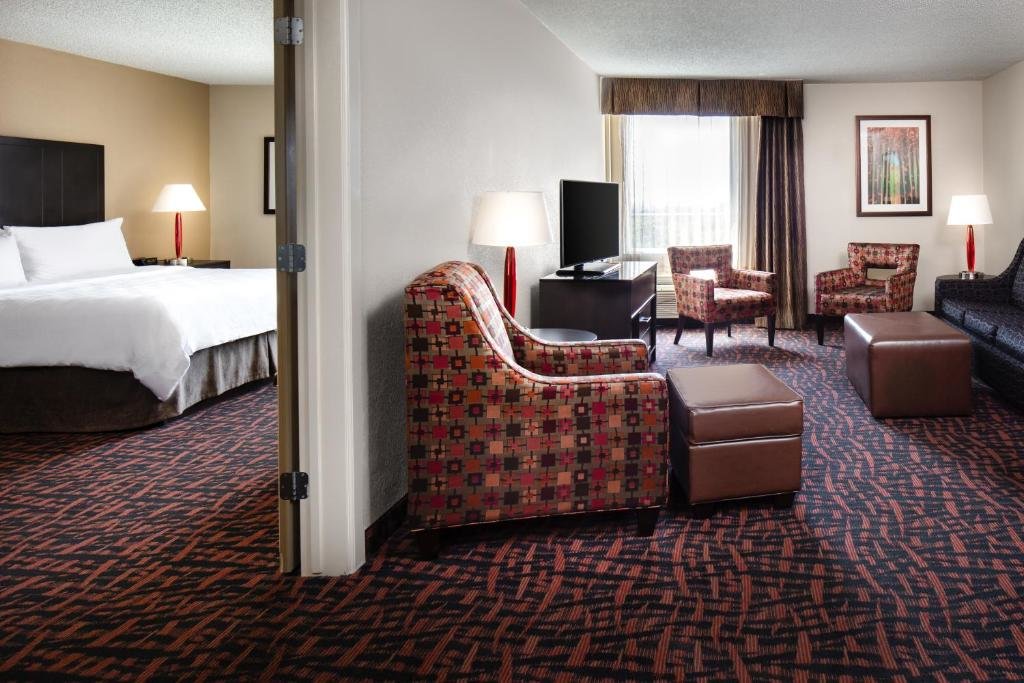 Люкс с 2 комнатами Holiday Inn Wichita East I-35, an IHG Hotel