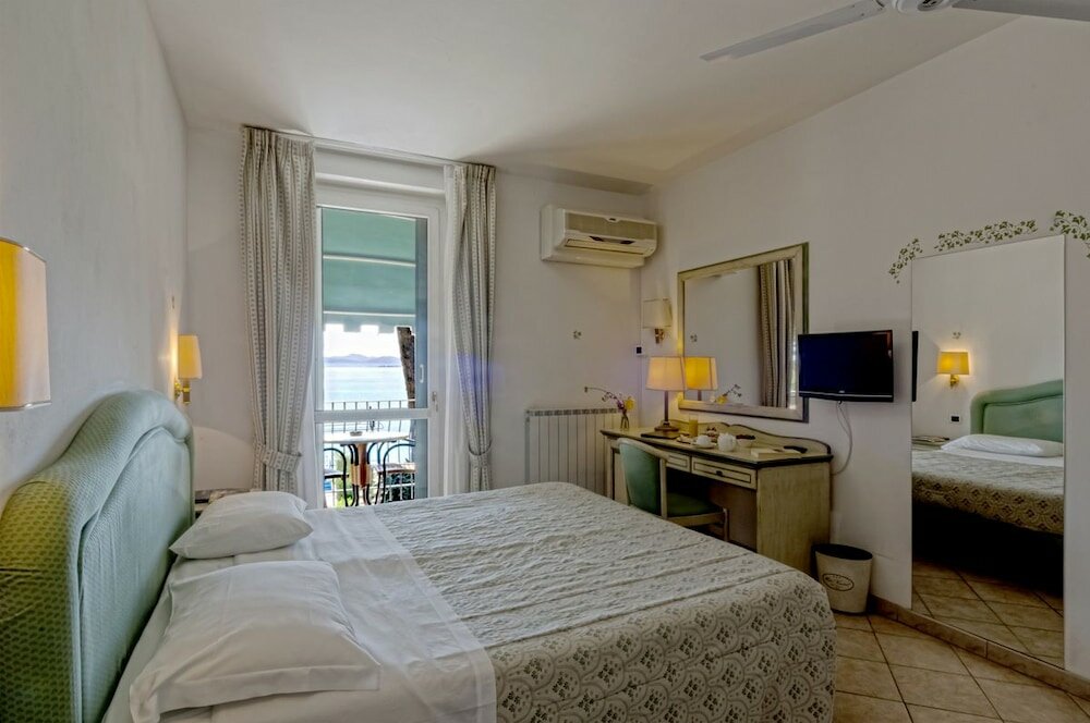 Standard Double room with balcony and with lake view Hotel Kursaal - Umbria