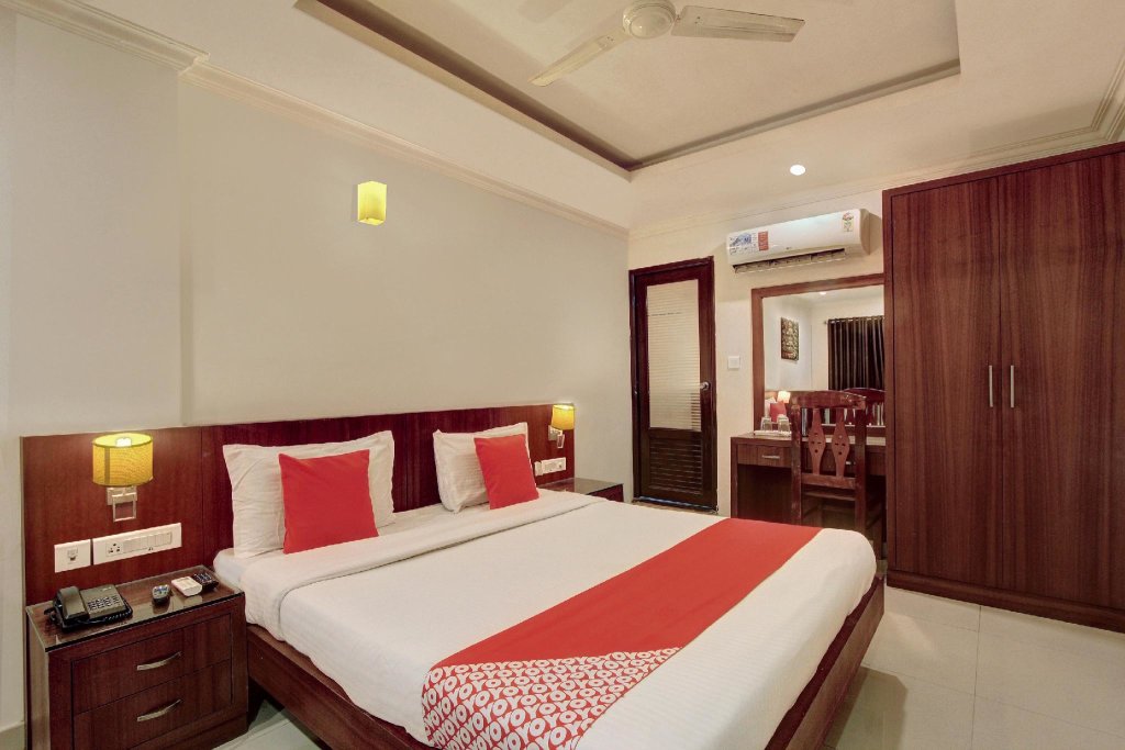 Suite with balcony OYO 26743 Emirates Regency