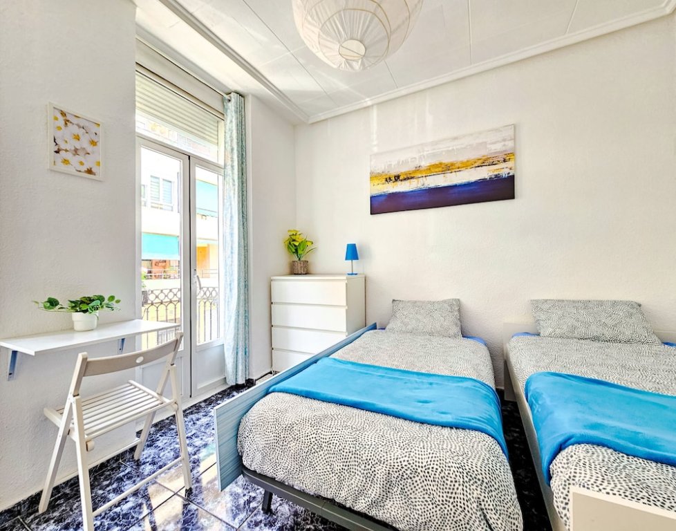 Apartamento familiar 2 dormitorios con balcón Your Home In Valencia