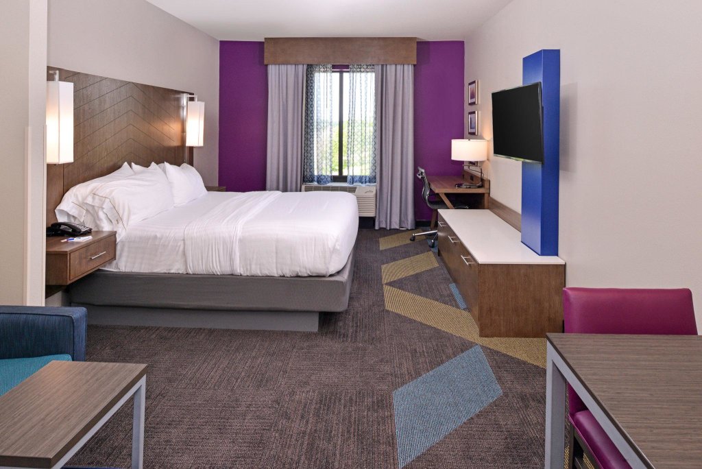 Четырёхместный люкс Holiday Inn Express and Suites Bryant - Benton Area, an IHG Hotel