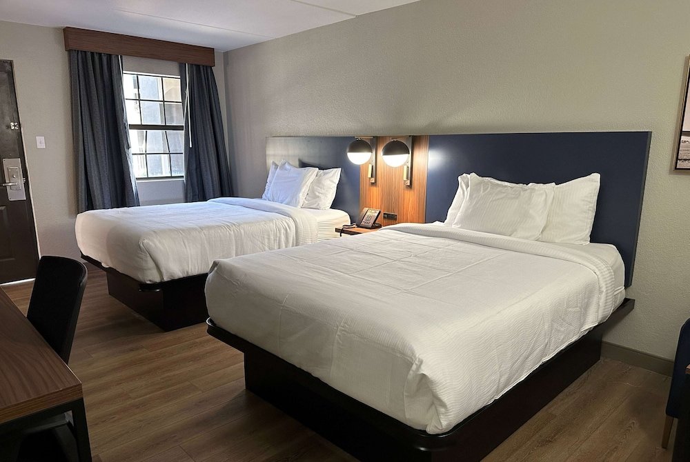 Четырёхместный номер Deluxe La Quinta Inn by Wyndham Huntsville Research Park