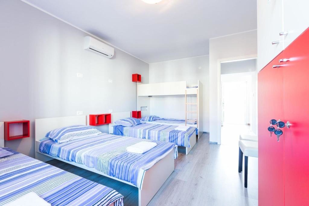 Кровать в общем номере (мужской номер) Hostel Sunset