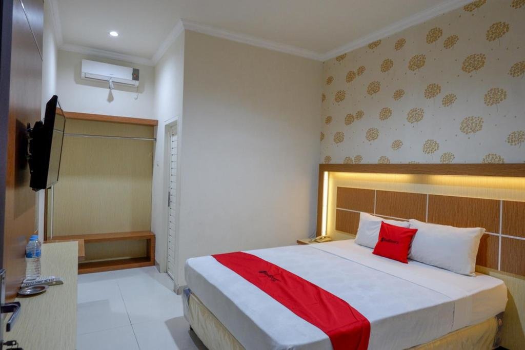 Deluxe Double room RedDoorz @ Hotel Bumi Palupy